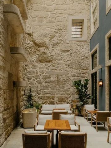 Gemütlicher Innenhof mit rustikalen Steinwänden und bequemen Sitzgelegenheiten
