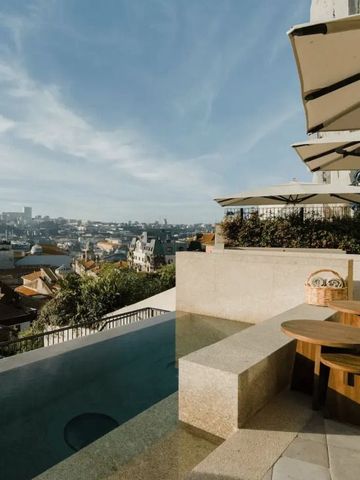 Atemberaubender Blick von der Terrasse über die Stadt mit Infinity Pool