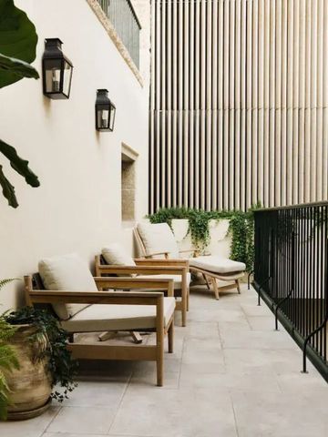 Schöne Terrasse mit gemütlichen Loungemöbeln und üppiger Begrünung.