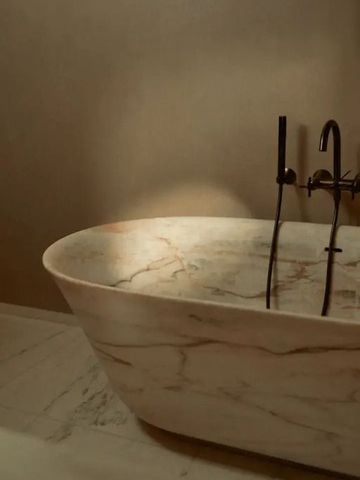 Luxuriöse freistehende Marmorbadewanne mit Armaturen