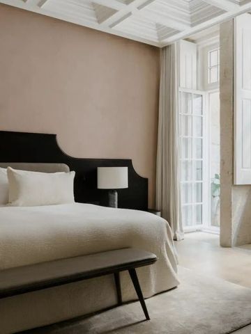 Geräumiges Hotelzimmer mit großem Bett und Balkonfenster