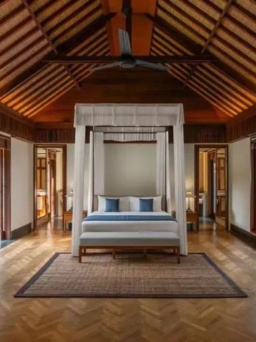 Einladende Suite mit Himmelbett und modernem Design.