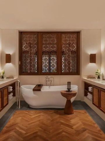 Elegantes Badezimmer mit freistehender Badewanne und Holzdetails.