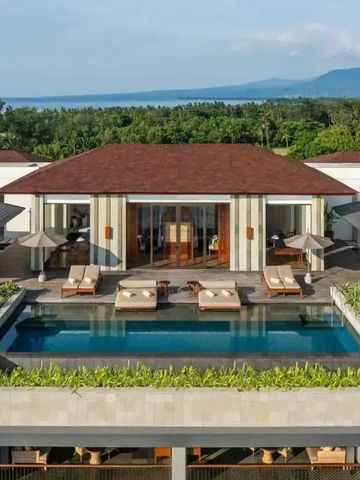 Große Villa mit privatem Pool und Blick auf die Landschaft.