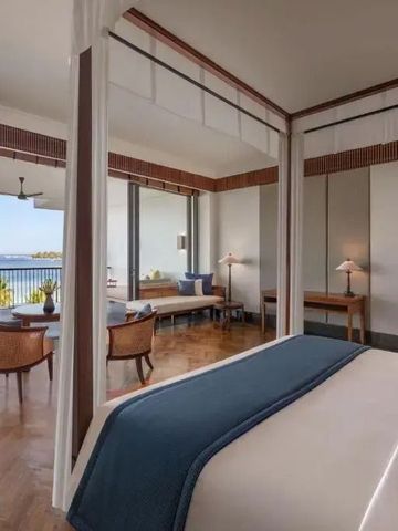 Luxuriöses Schlafzimmer mit Himmelbett und Meerblick vom Balkon