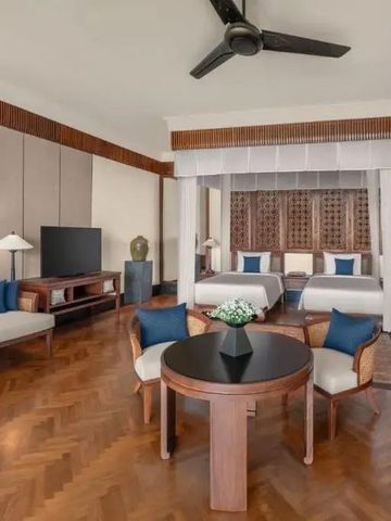 Großzügiges Zimmer mit zwei Himmelbetten und geschmackvollen Möbeln