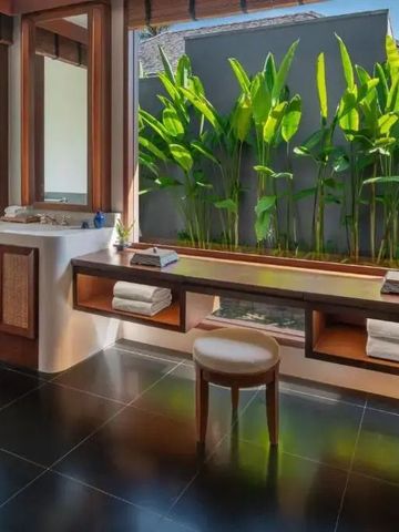 Modernes Badezimmer mit Naturlicht und tropischer Aussicht