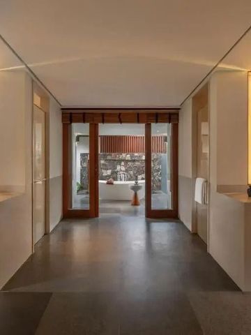 Elegantes modernes Badezimmer mit doppeltem Waschtisch