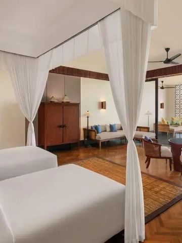 Geräumiges Zimmer mit zwei Betten und Balkon mit Meerblick