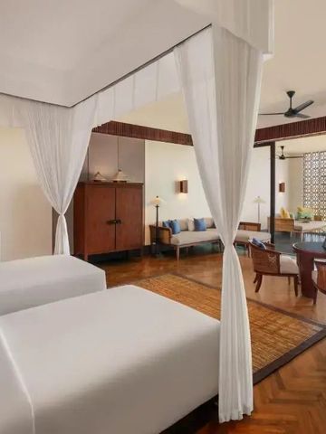 Elegantes Zimmer mit Himmelbetten und Meerblick von der Terrasse