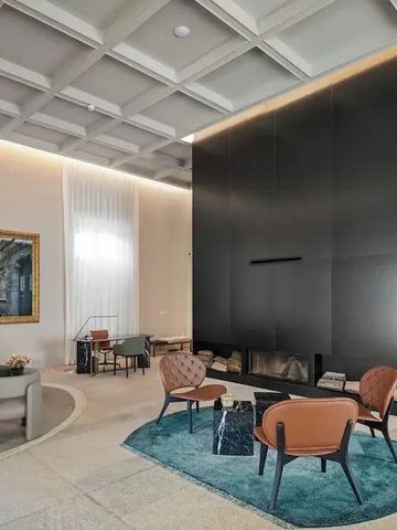 Moderne Lobby mit eleganten Sitzgelegenheiten und Kamin
