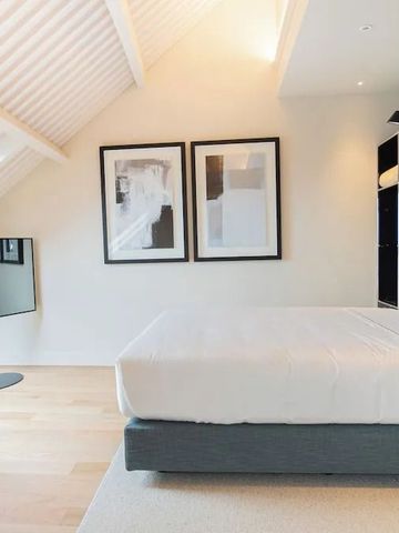 Helles, modernes Zimmer mit minimalistischer Einrichtung