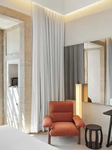 Helles Hotelzimmer mit modernem Design und großen Fenstern mit Ausblick