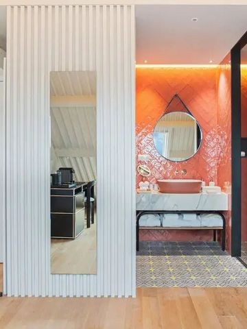 Modernes Badezimmer in einem Hotelzimmer mit stilvoller Retro-Deko