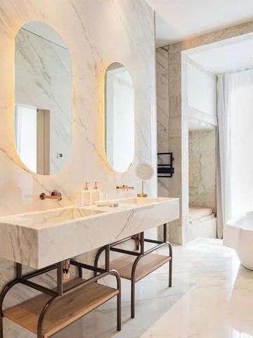 Luxuriöses Badezimmer mit Doppelwaschtisch und freistehender Badewanne