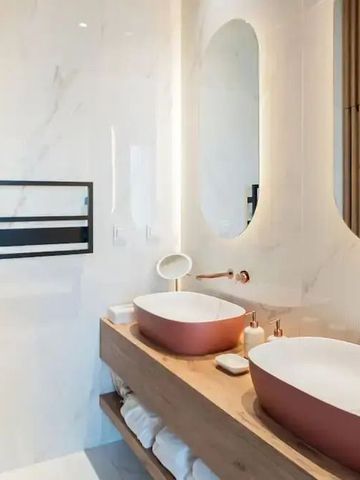 Modernes Badezimmer mit Doppelwaschbecken und elegantem Marmordesign