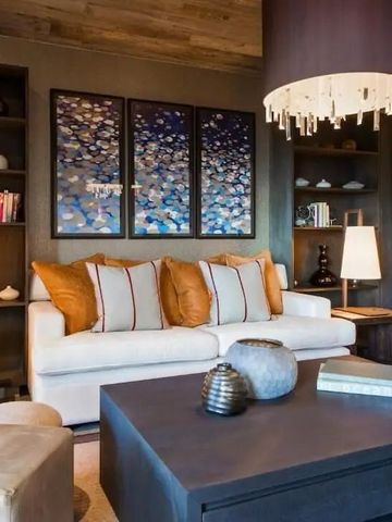 Gemütliches Wohnzimmer mit moderner Kunst und stilvoller Beleuchtung