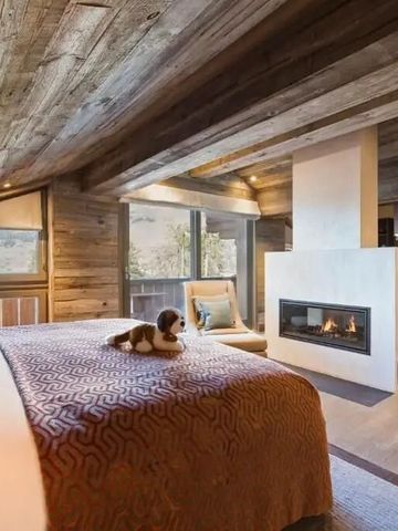 Schlafzimmer mit rustikalem Holzdesign und Kamin für entspannende Nächte