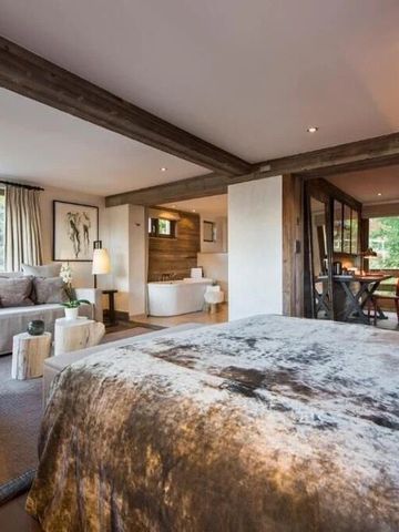 Großzügige Suite mit komfortablem Bett und Sitzbereich