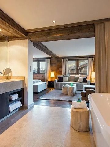 Luxuriöses Badezimmer mit freistehender Badewanne und eleganter Ausstattung