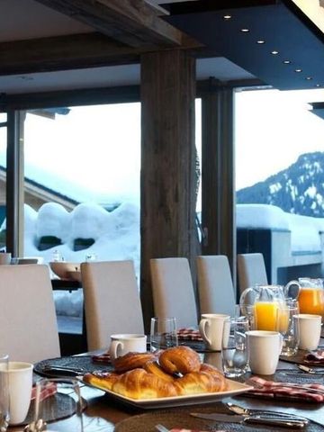 Elegantes Restaurant mit gedecktem Frühstückstisch und Bergblick