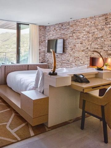 Stilvolles Schlafzimmer mit Bergblick und Sitzecke im modernen Design