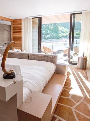 Luxuriöses Zimmer mit Blick auf die Terrasse und beeindruckender Berglandschaft