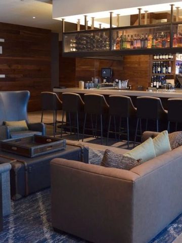 Elegante Hotelbar mit gemütlichen Sitzgelegenheiten und gut bestückten Regalen