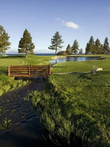 Grüne Gartenlandschaft mit kleinem Bach und Holzbrücke nahe Lake Tahoe