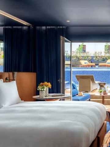 Luxuriöses Zimmer mit Zugang zu einer privaten Terrasse und Poolblick