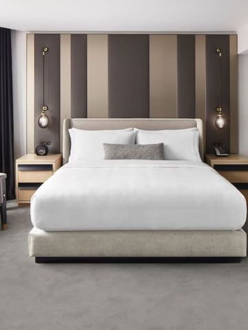 Luxuriöses Schlafzimmer mit großem Bett, modernen Lampen und eleganter Dekoration