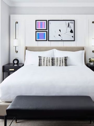 Modernes Hotelzimmer mit King-Size-Bett und stilvoller Wandkunst