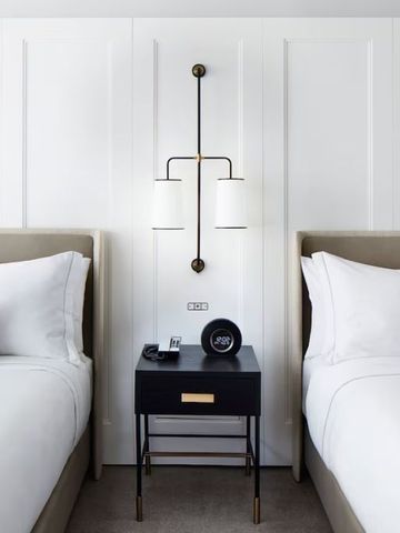 Doppelzimmer mit zwei Betten und minimalistischem Design