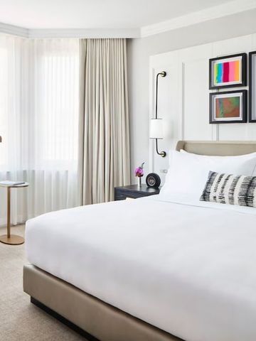 Helles Hotelzimmer mit gemütlicher Sitzecke und großen Fenstern