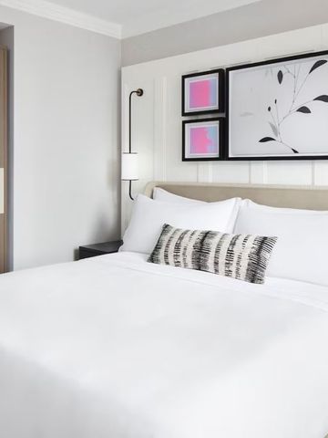 Hotelzimmer mit stilvoller Dekoration und komfortablem Bett