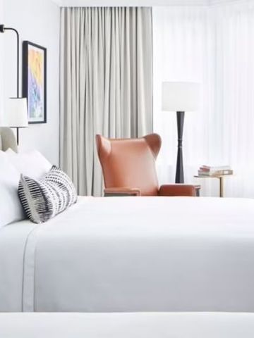 Geräumiges Zimmer mit zwei Betten und moderner Einrichtung