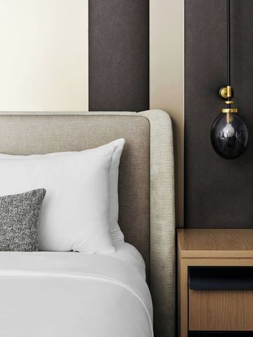 Helles modernes Schlafzimmer mit elegantem Nachttisch und stilvollem Lampendesign