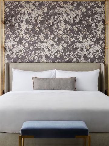 Luxuriöses Schlafzimmer mit großem Bett und geschmackvoller Wanddekoration