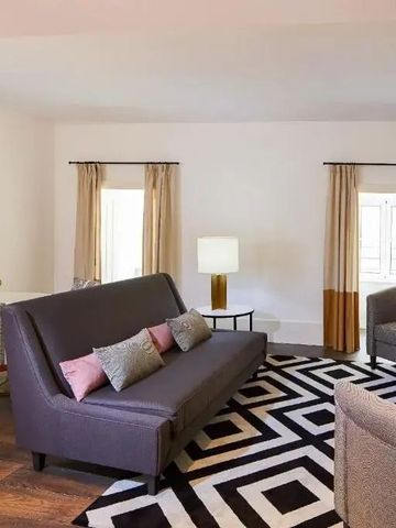 Gemütliche Suite mit Sitzecke und Schreibtisch