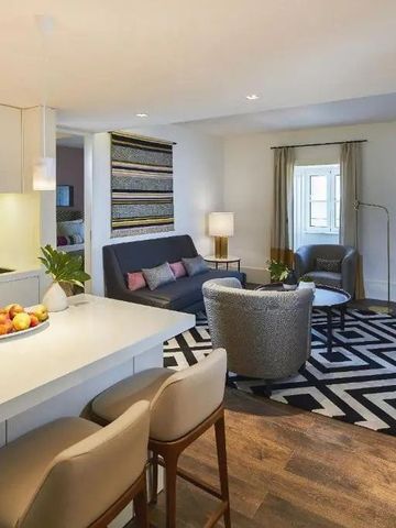 Geräumiges Wohnzimmer einer Suite mit gemütlicher Sitzecke und moderner Küche