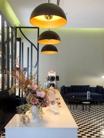 Elegante Hotel-Lobby mit stilvoller Beleuchtung und moderner Einrichtung