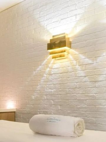 Entspannender Spa-Raum mit Massageliege und sanfter Beleuchtung