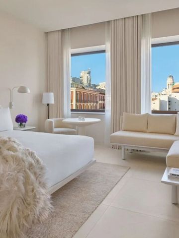 Lichtdurchflutetes Zimmer mit modernem Dekor und Stadtblick