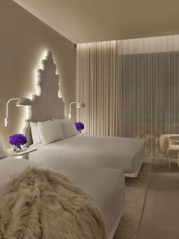 Doppelbettzimmer mit eleganter Beleuchtung und stilvollen Akzenten