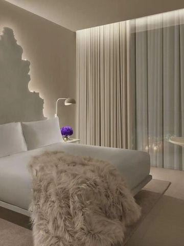 Gemütliches Zimmer mit modernem Design und gemütlichen Elementen