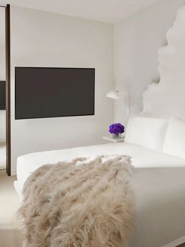 Minimalistisches Hotelzimmer mit moderner Einrichtung und dezenter Beleuchtung.