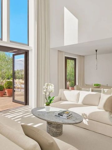 Geräumige Suite mit offener Terrasse und stilvoller Innenausstattung.