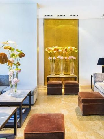 Elegante Hotellobby mit Blumenarrangement und modernen Möbeln