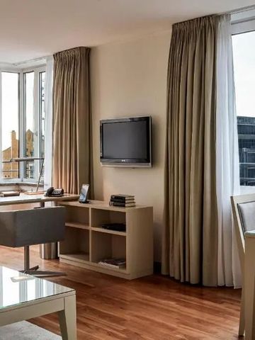 Moderne Hotelsuite mit großzügigem Fenster und Schreibtisch