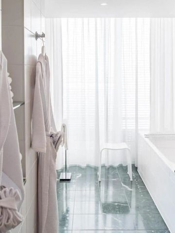 Luxuriöses Badezimmer mit Tageslicht und eleganten Details